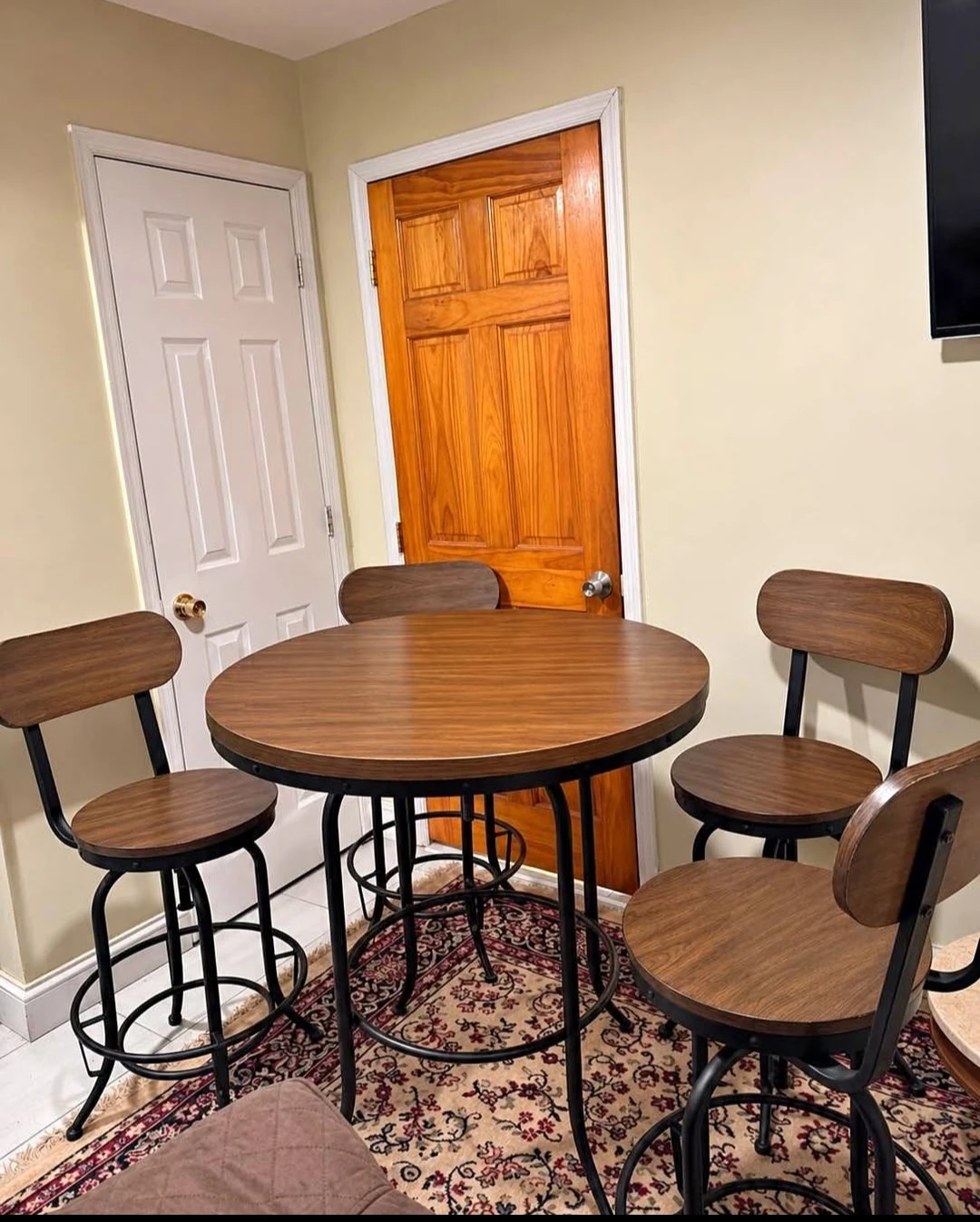 Brand new Round Pub Table and 4 Swivel Bar Stools