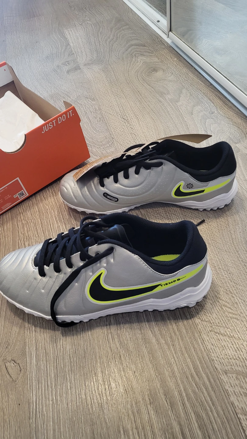 Nike Jr. Legend 10 Academy TF Soccer Shoes - Size 6Y