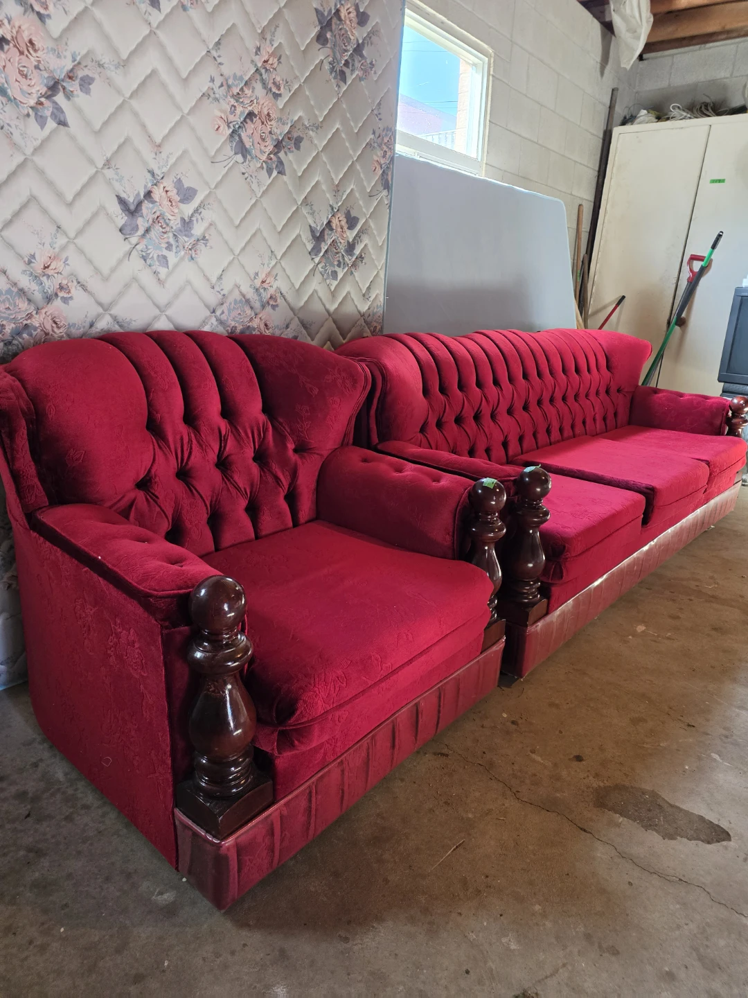 Vintage tufted red velvet sofa - photo 4