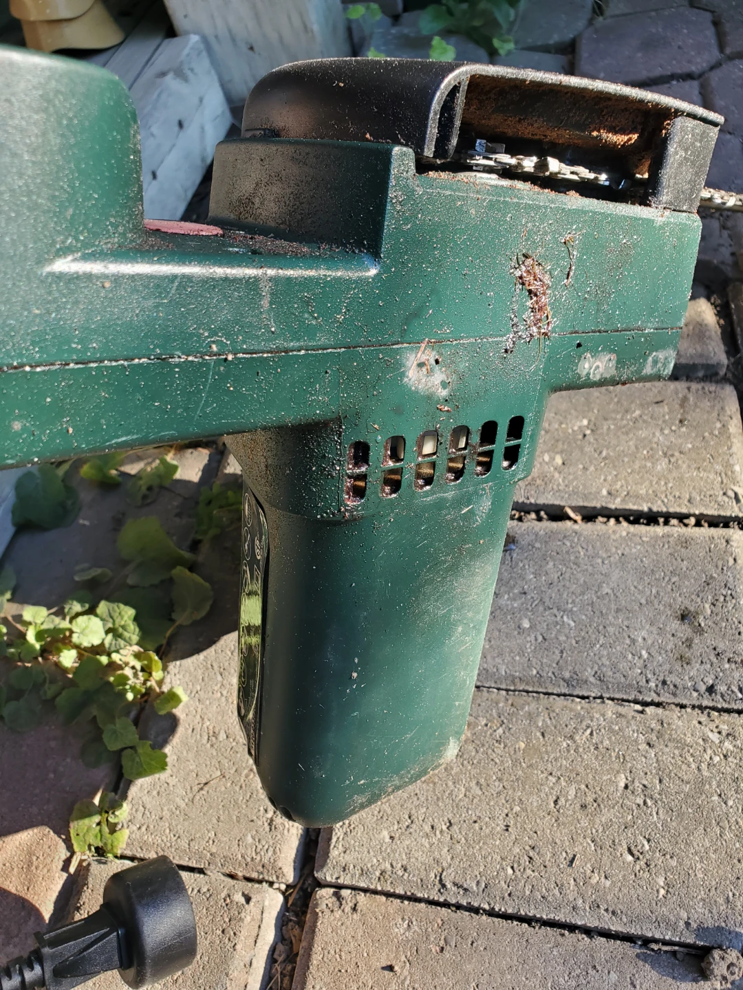 Yardworks 14-inch Electric Chainsaw - photo 4