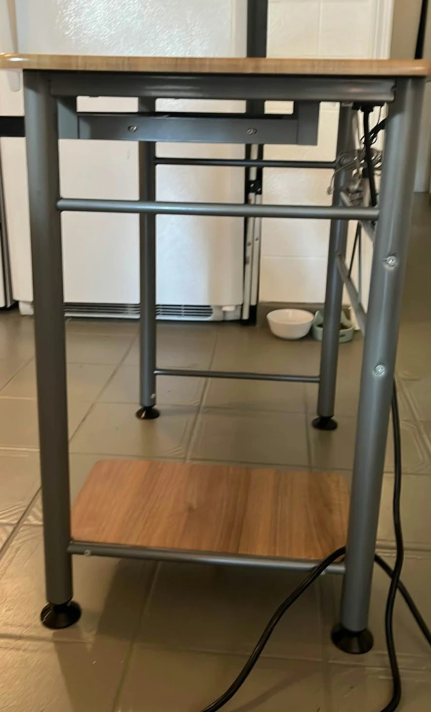 Laptop desk small like new with power connectors and usb - photo 3