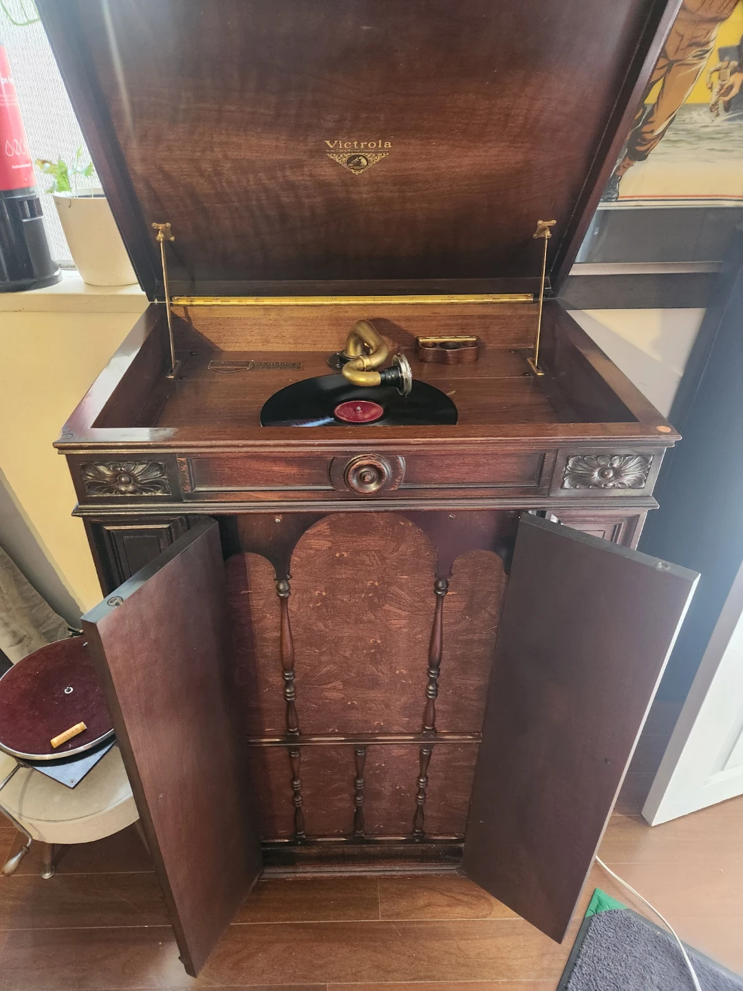 1926 Victor victrolla credenza X - photo 3