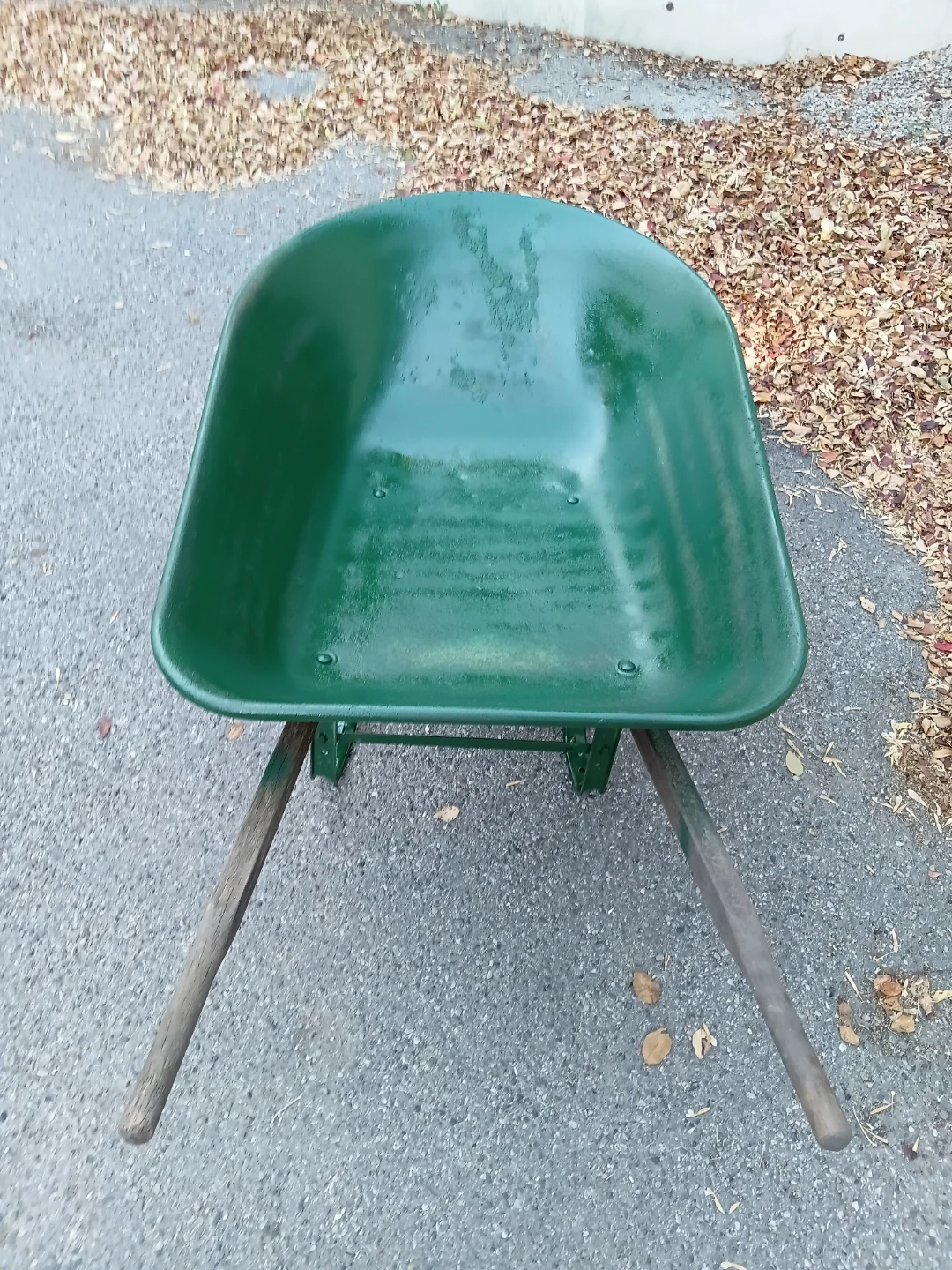 Heavy Duty Red Garant Green Wheelbarrow - photo 2