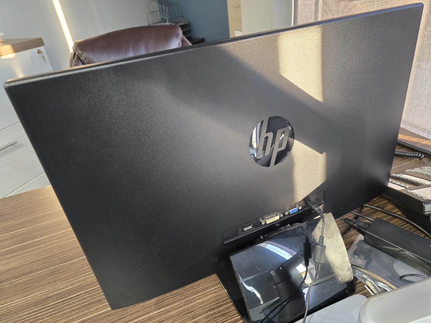 HP Pavilion 23bw 23-inch Monitor - photo 3