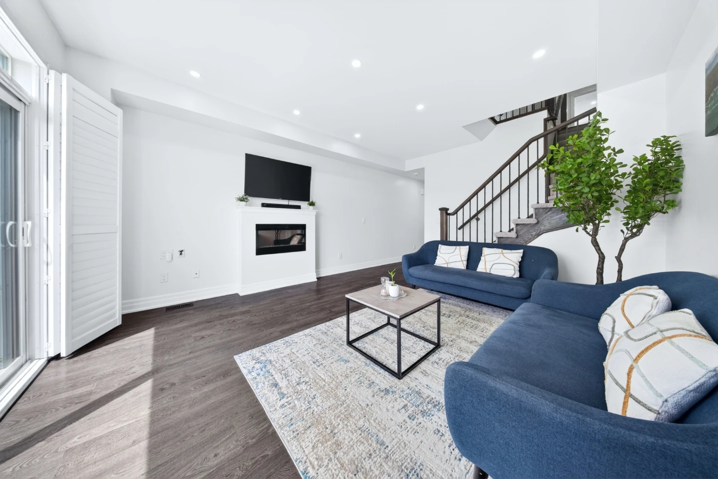 Renovated 4-Bed, 2.5-Bath Townhouse w/ Walk-Out Backyard - photo 5