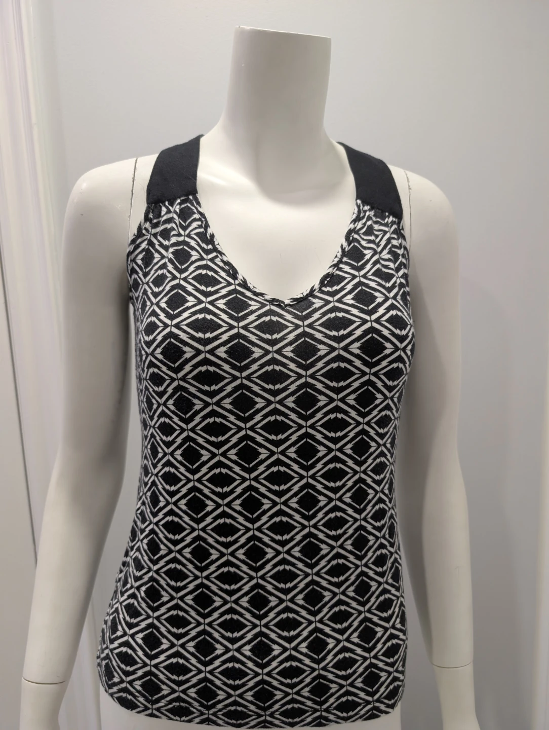 EUC - Banana Republic  Black & White Ornate Patterned Tank Top