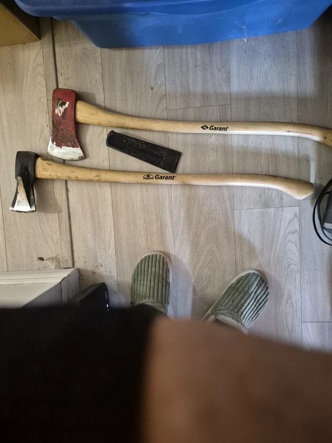 Two Garant Axes and Splitting Wedge