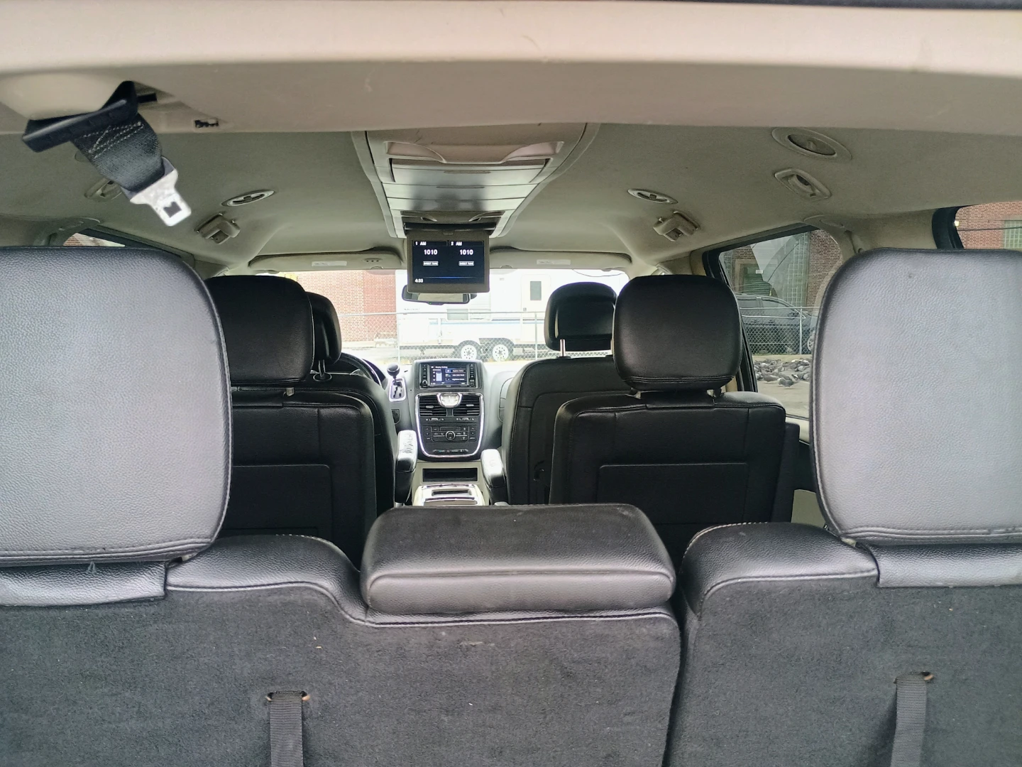 Chrysler Town & Country Minivan - photo 5