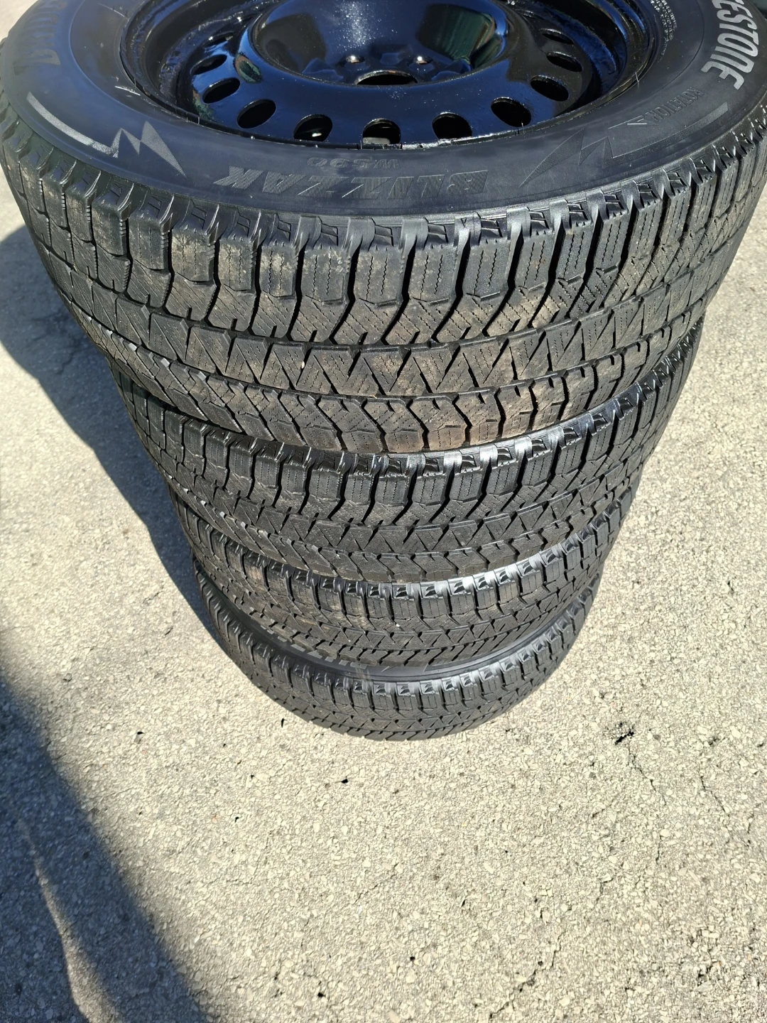 P225/65R17 Bridgestone Blizzak On Rims - photo 3