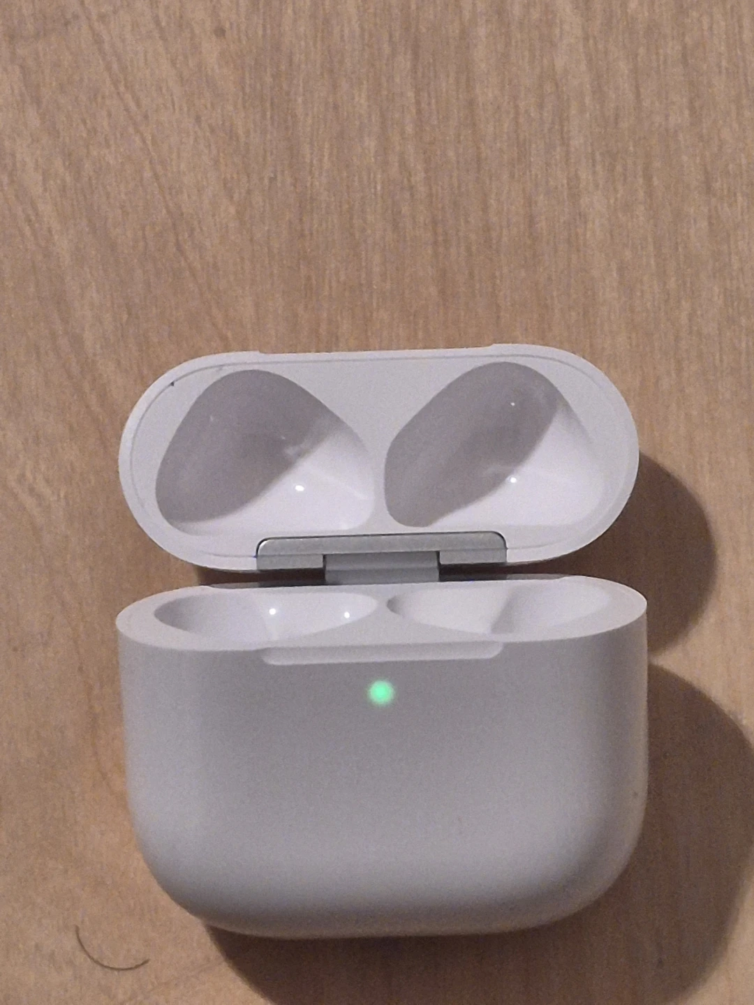 BNIB)Wireless Charging Case for 4th Generation Earbuds