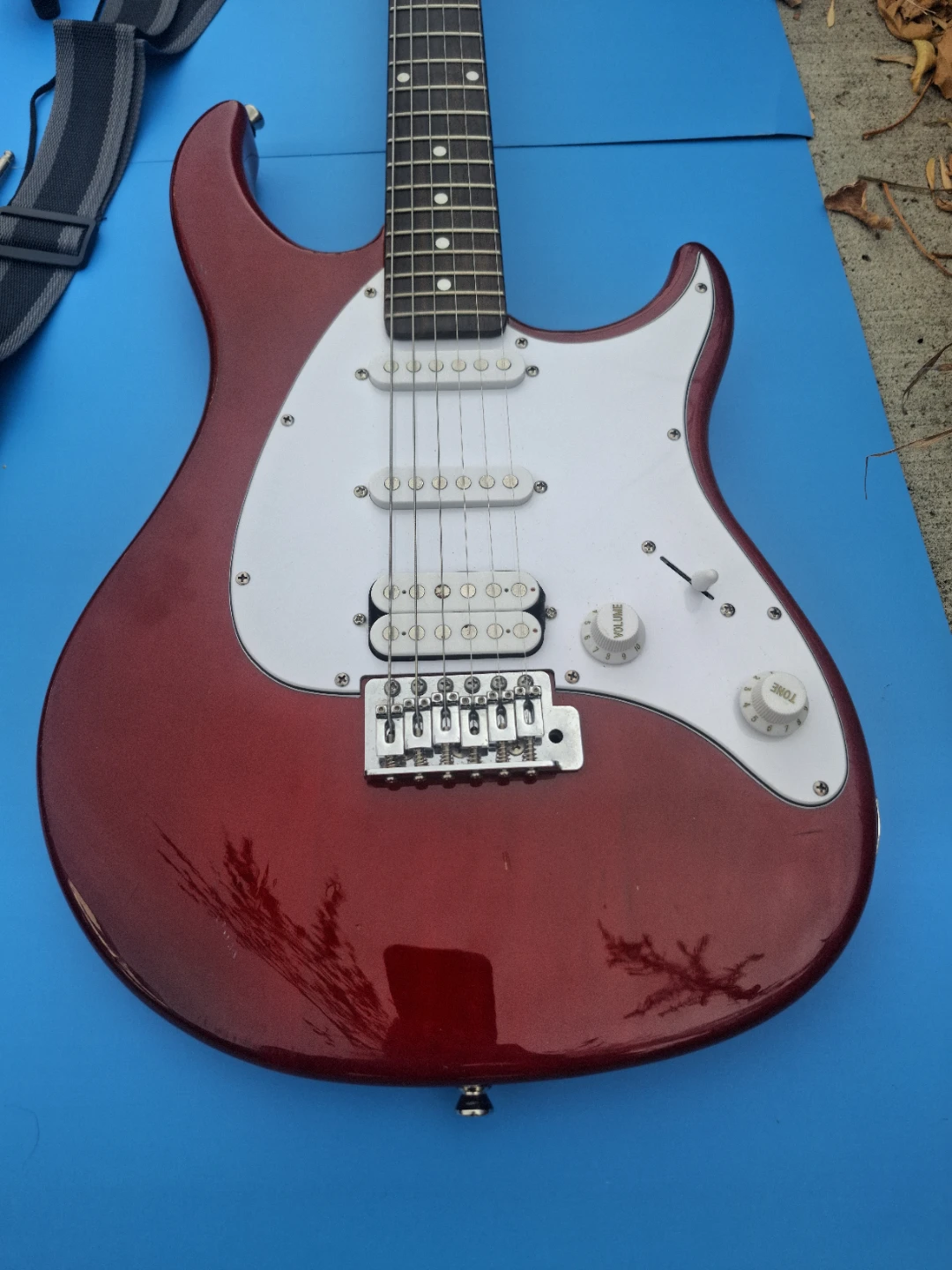 Peavey Raptor Plus EXP Starter Bundle – Red Finish (HSS Layout) - photo 2