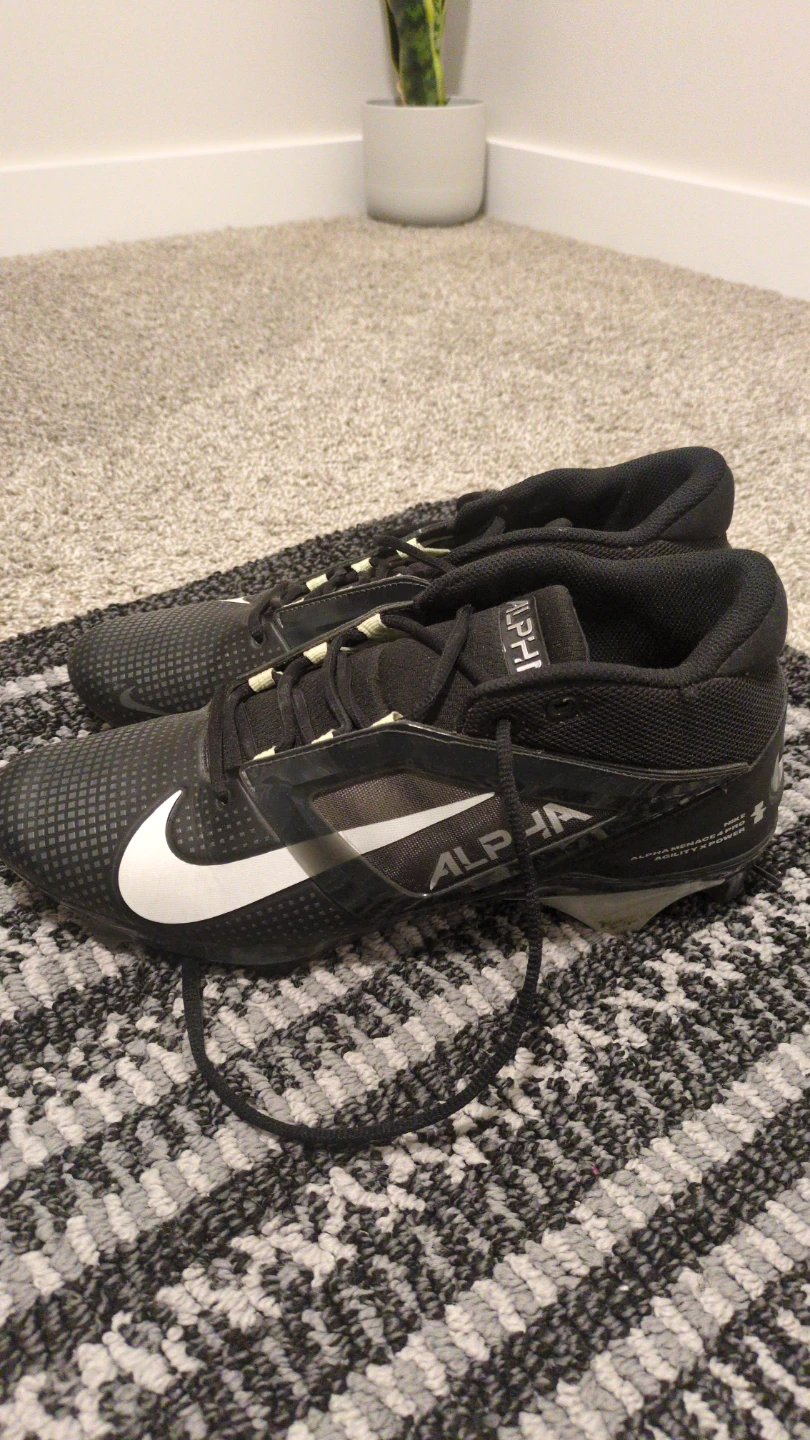Nike Alpha Menace 4 Pro Football Cleats