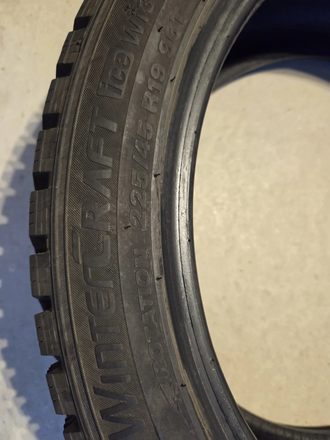 Kumho WinterCraft Ice Wi51 Tire 225/45R19 - photo 2
