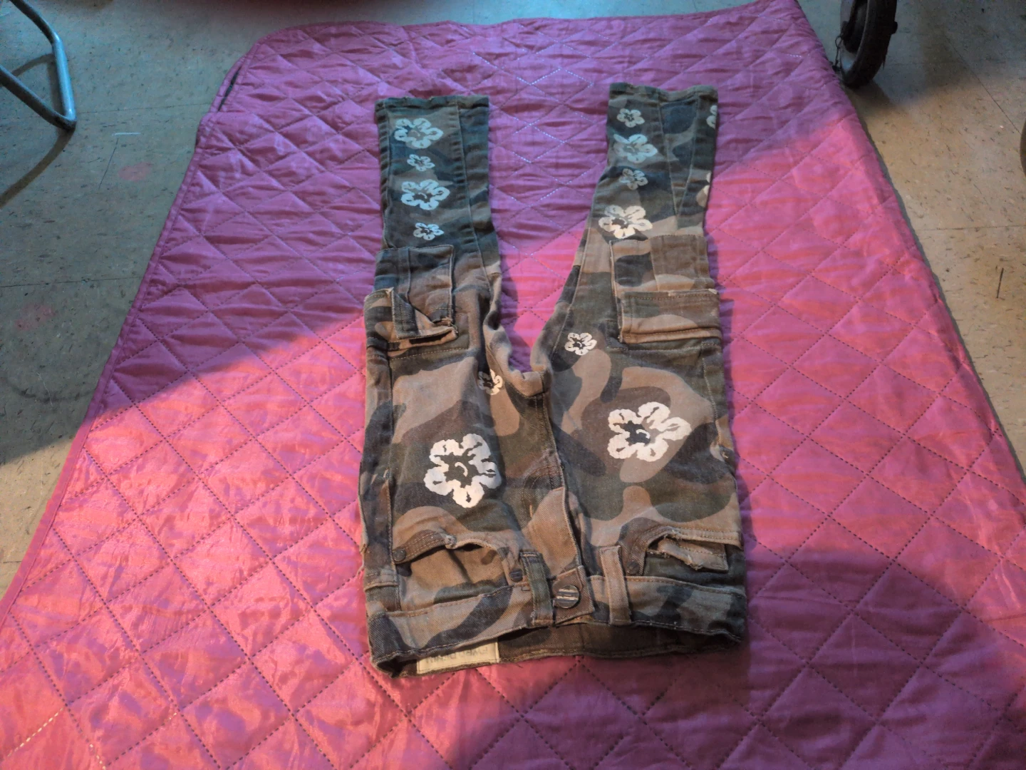 Camo Cargo Pants with Flower Print - photo 2