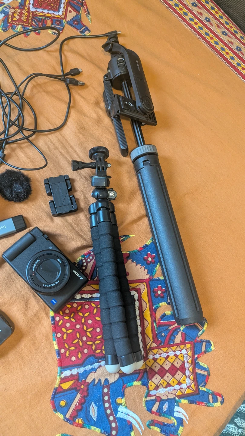Sony Vlogging Camera Kit with Rode Mic and Tripods - photo 4