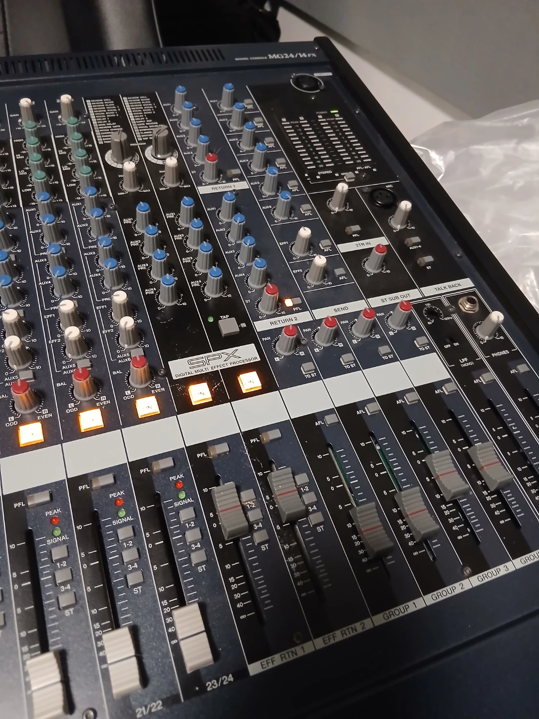 Yamaha MG24/14FX Mixing Console - photo 4