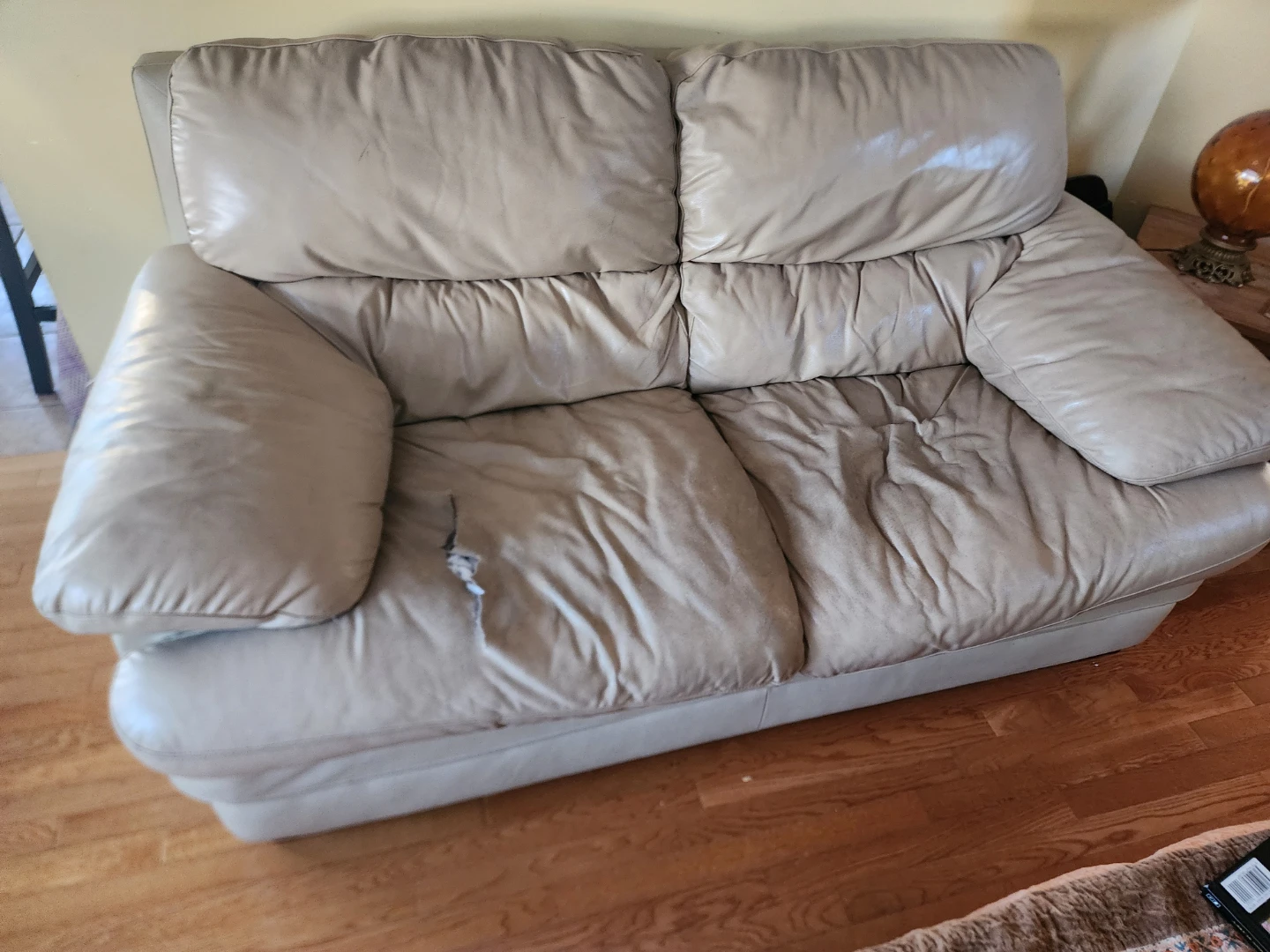 Free couch genuine leather with rips - photo 4