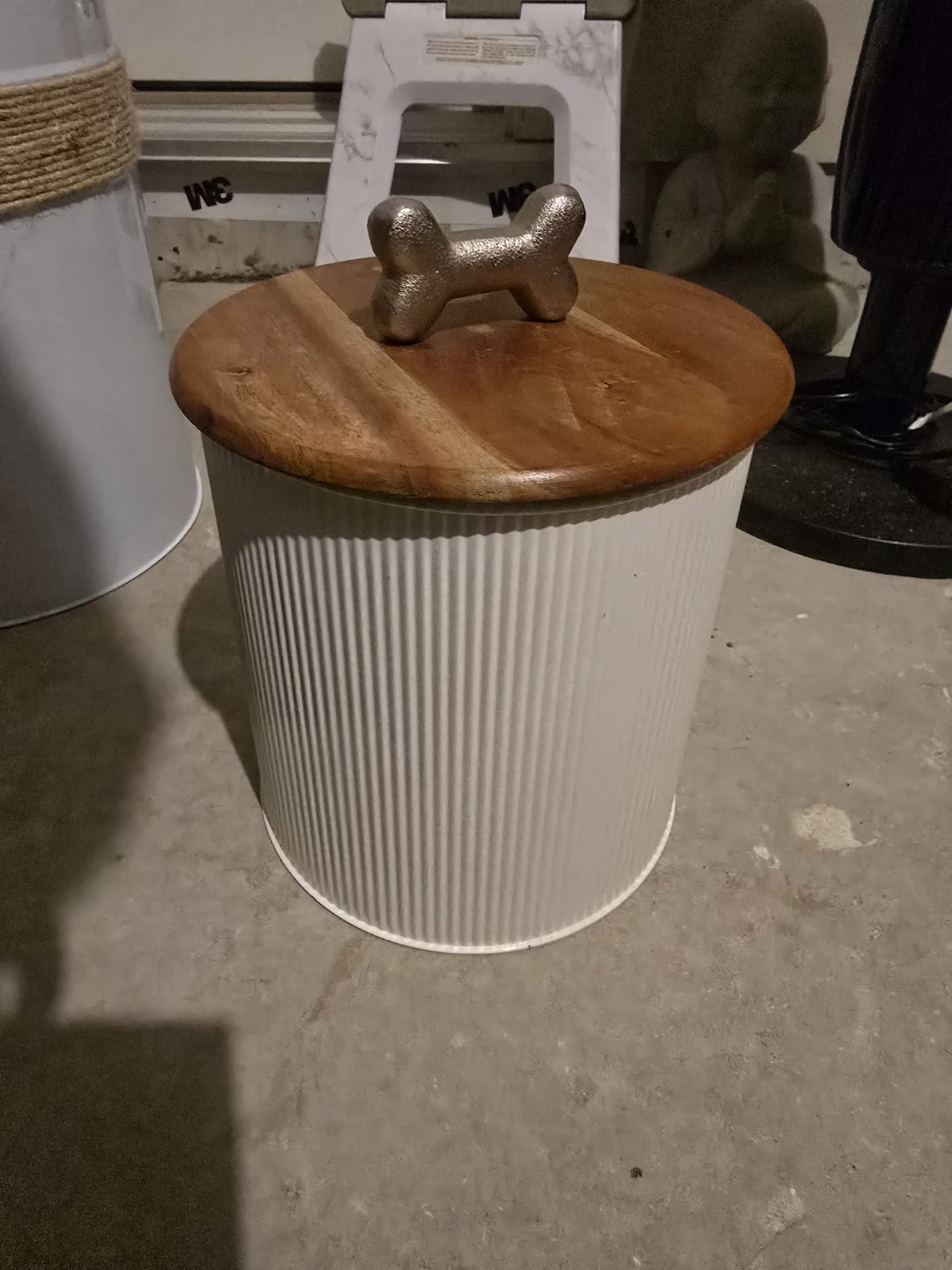 Pet food/treat bin