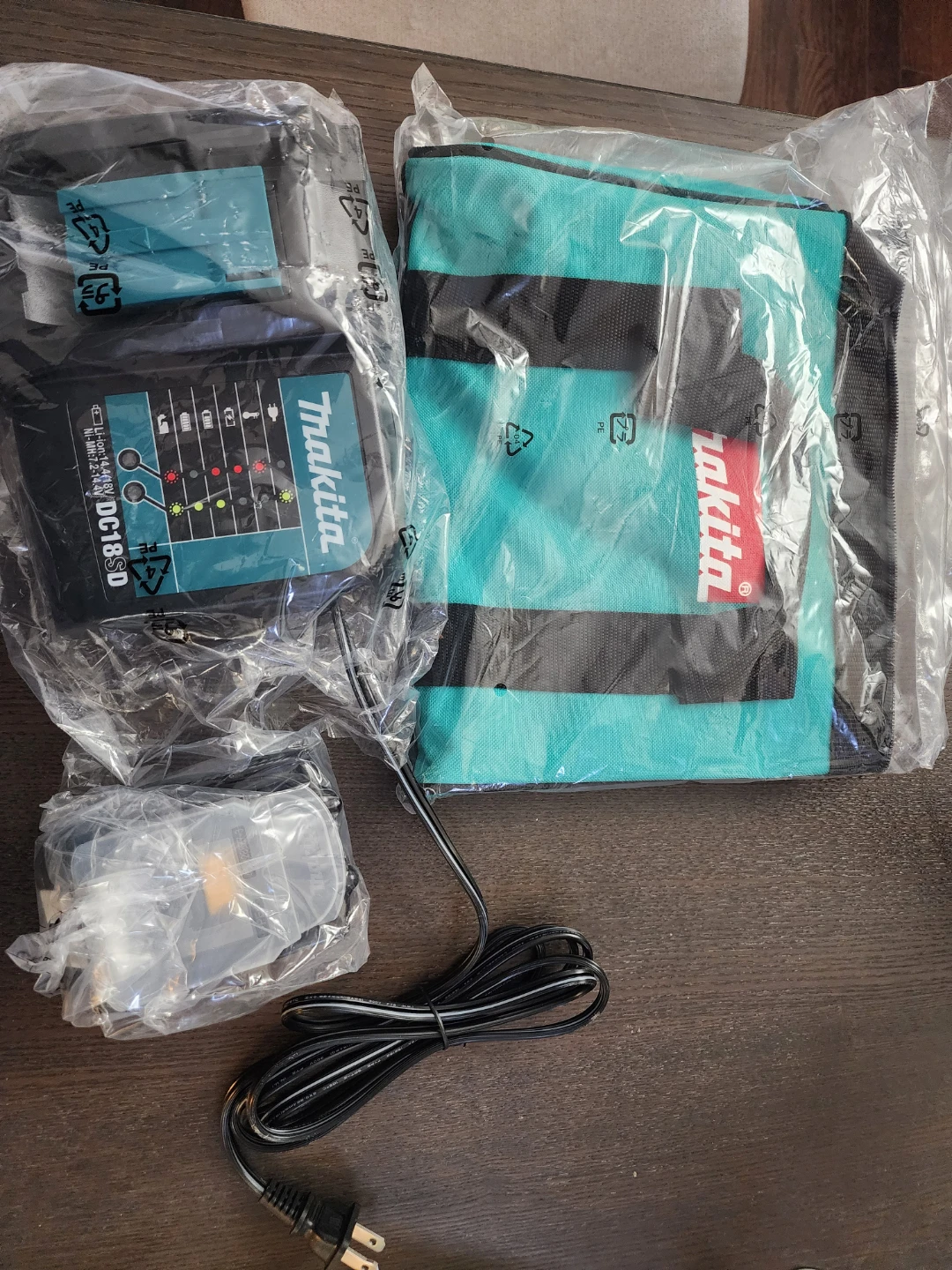 New makita 18v battery 4ah & charger with bag