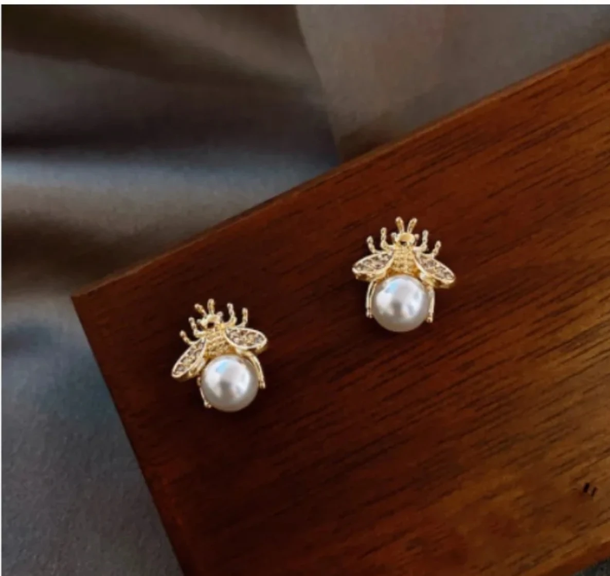 Bee stud earrings with pearl and crystal - photo 2