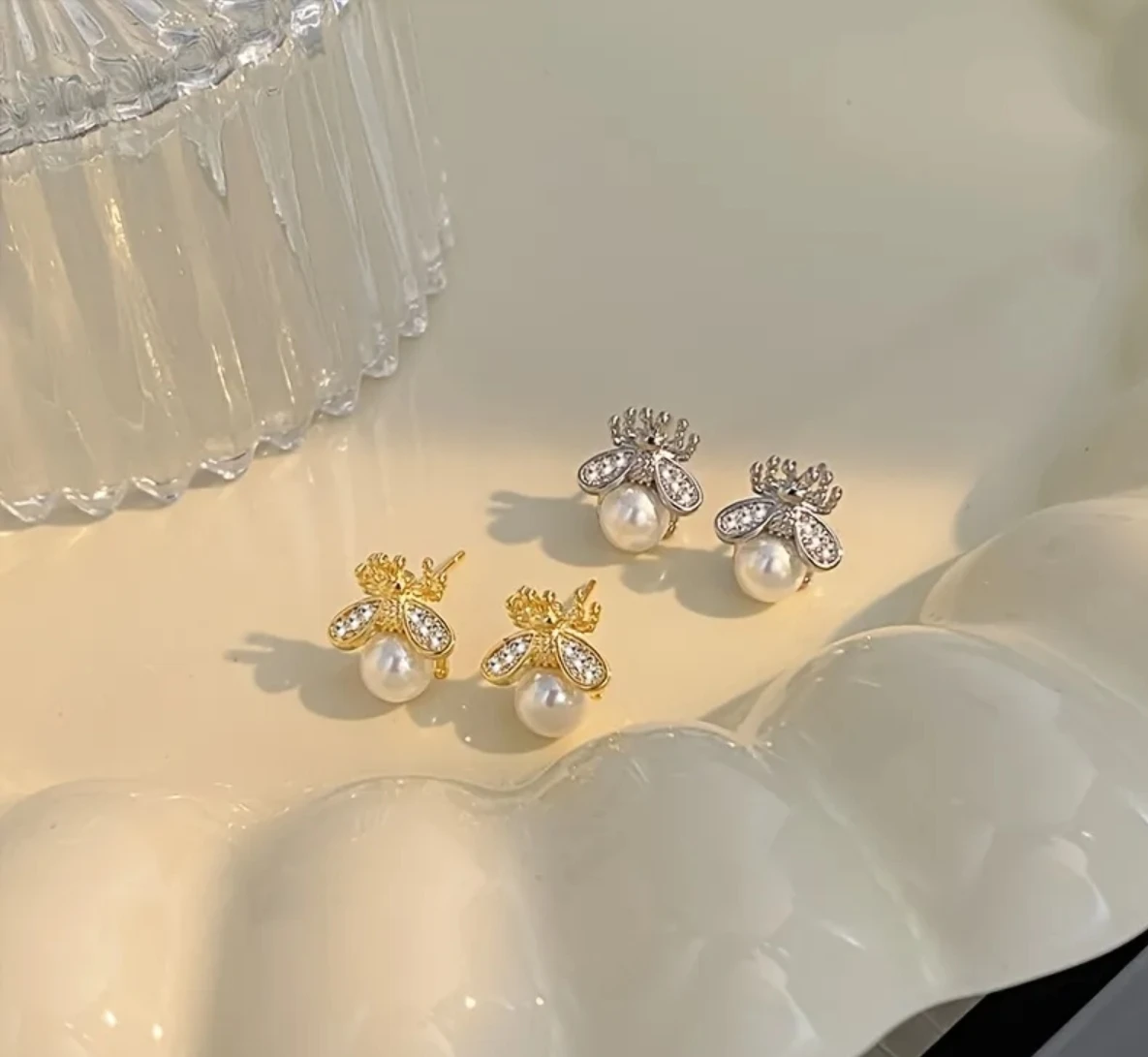 Bee stud earrings with pearl and crystal - photo 4
