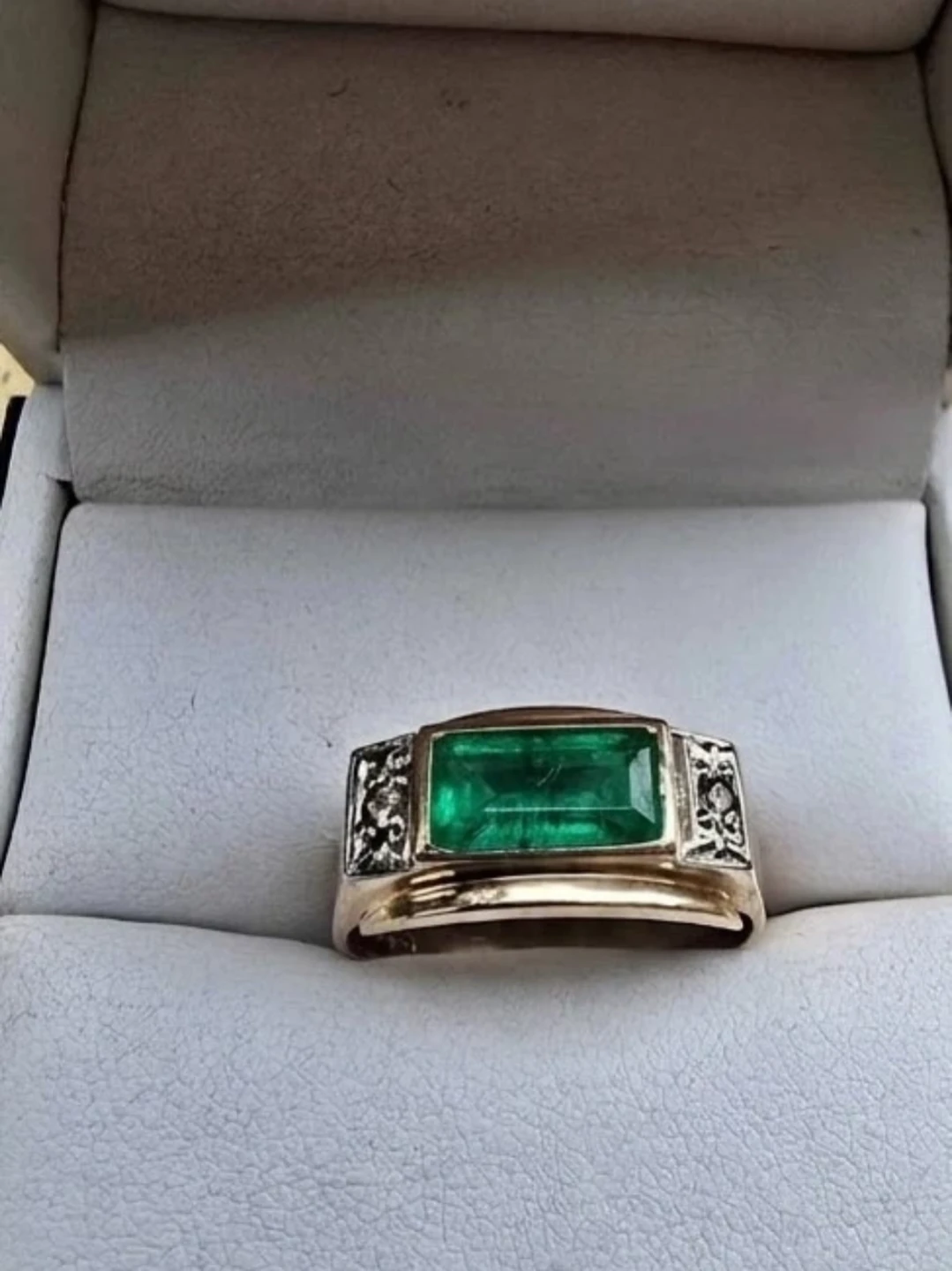 Gold Emerald Ring