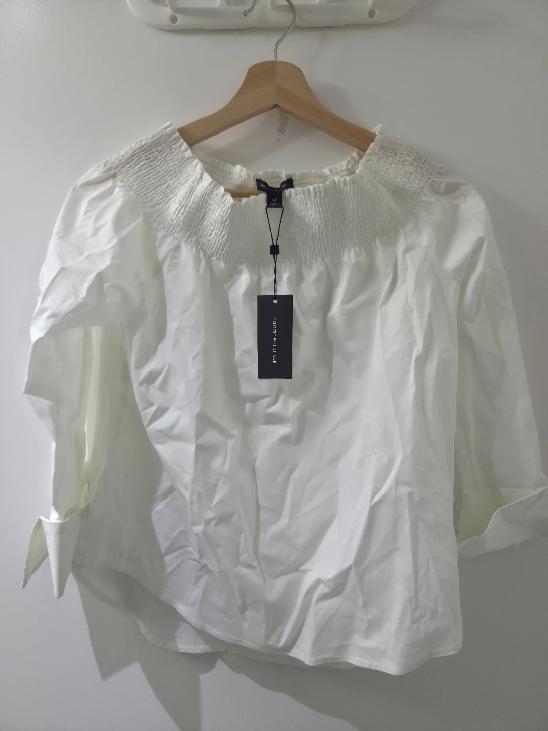 BNWT Tommy Hilfiger White Off-The-Shoulder Blouse (Size S)