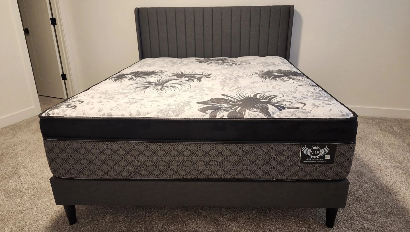 Queen mattress  hybrid extra thick pillowtop, midum firm. - photo 2