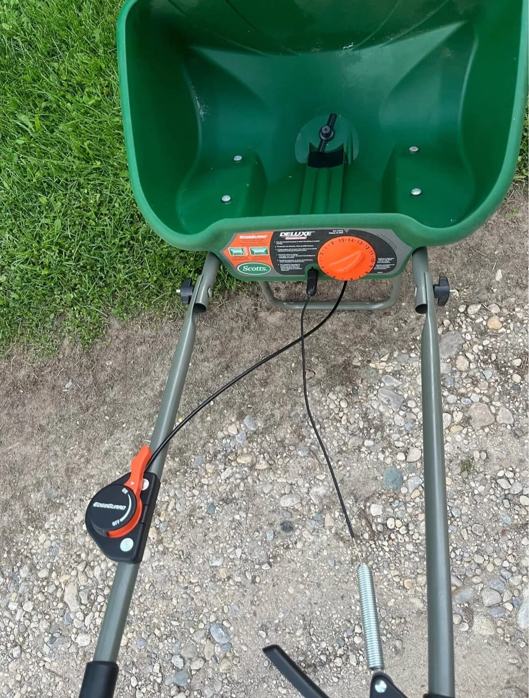 Scotts Deluxe EdgeGuard Broadcast Spreader - photo 4