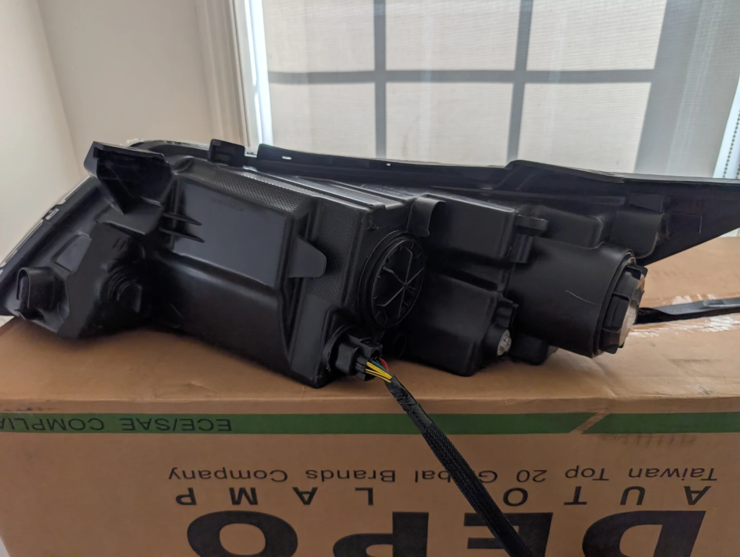 Headlight Assembly Right Side OEM# 92102 4C 551 - photo 2