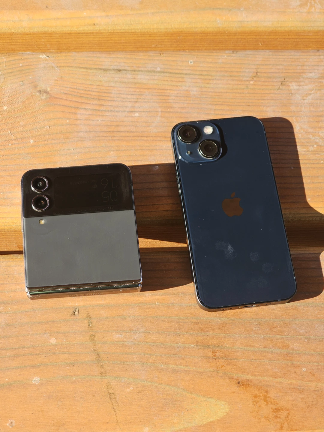 Zflip 4 and iphone 13 mini - photo 3