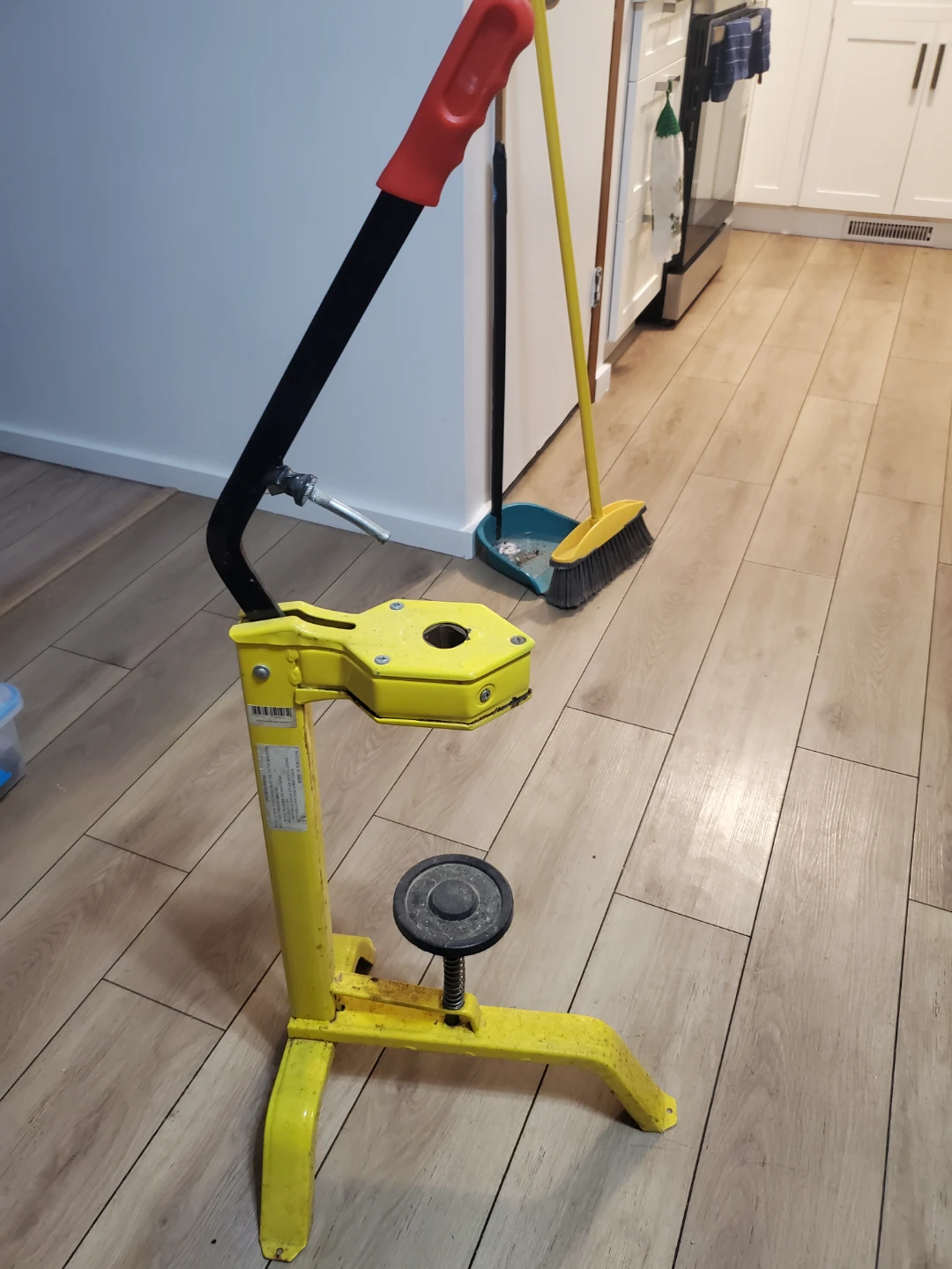 Bench capper for home brewing