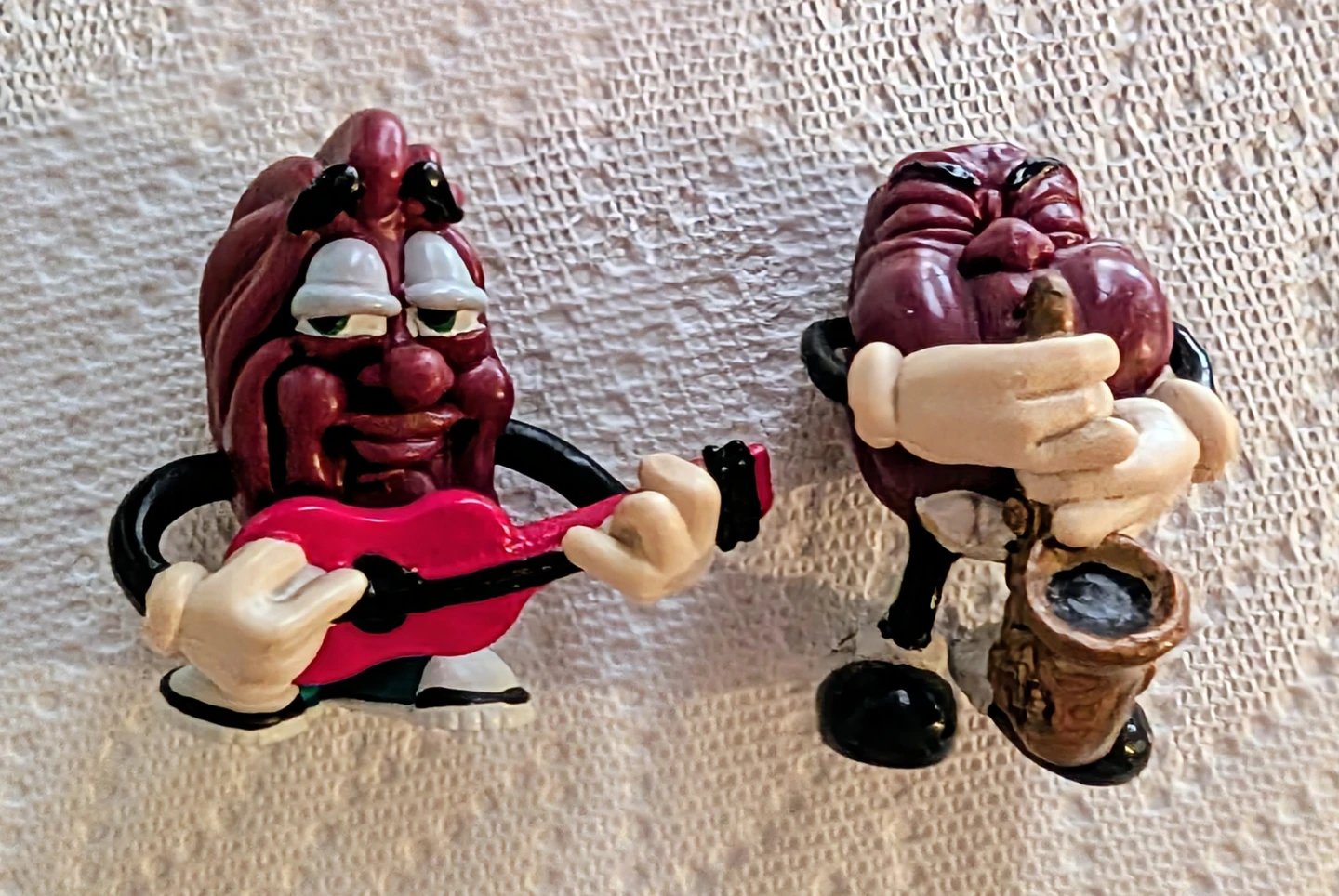 Set of 7 California Raisins Collectible Figures - photo 4