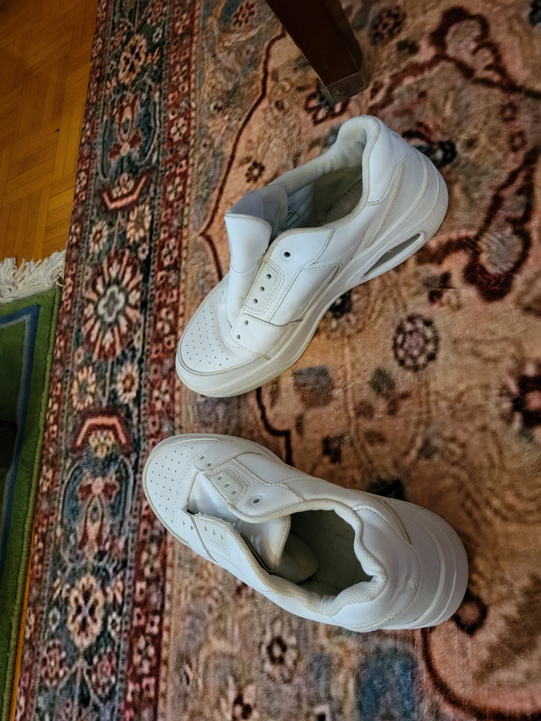 Skechers white sneakers size 9