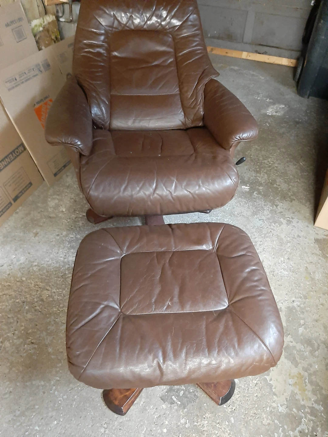 Recliner in brown leather with Ottoman