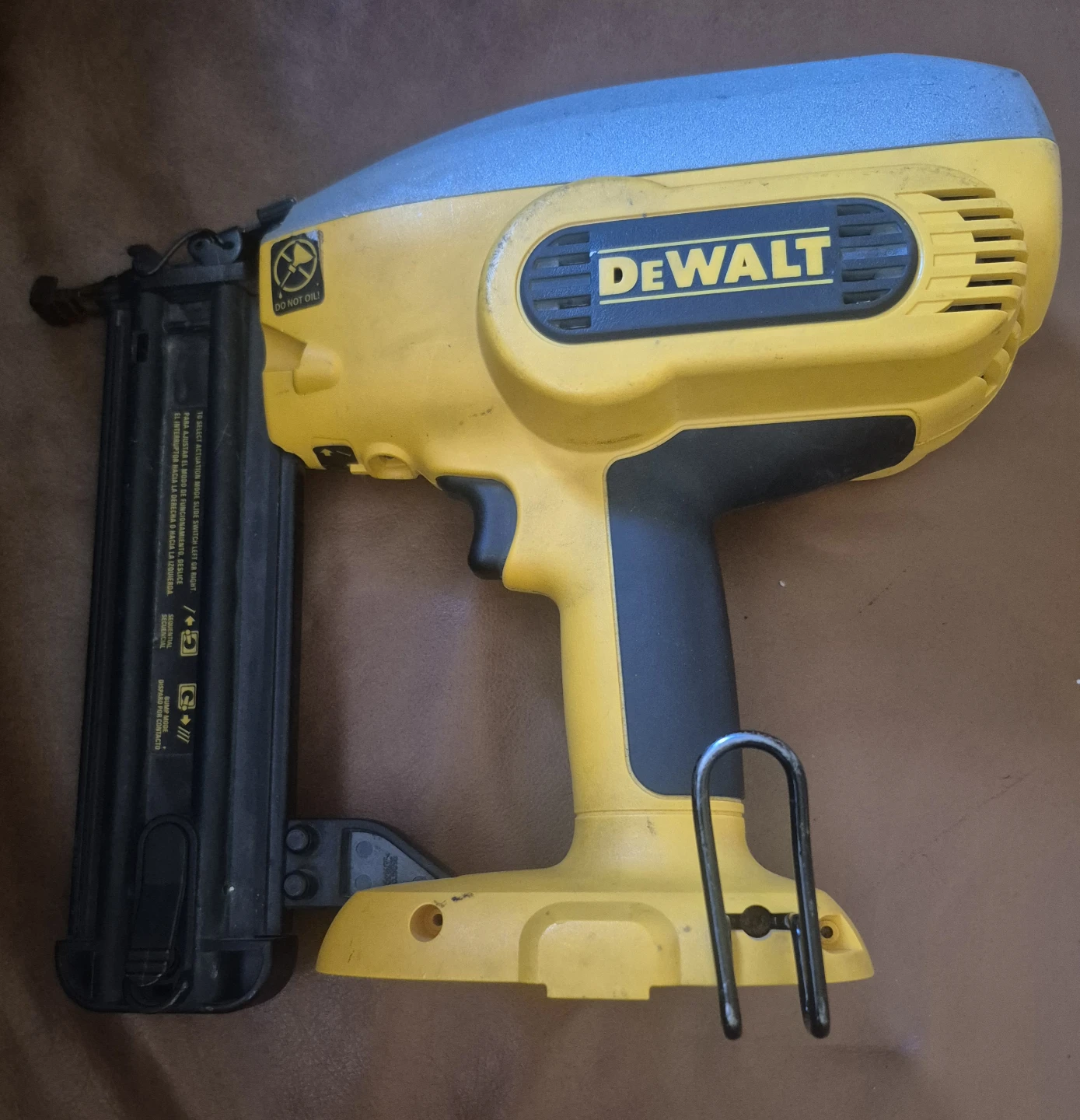DeWalt DC608 18V Cordless Brad Nailer - photo 2