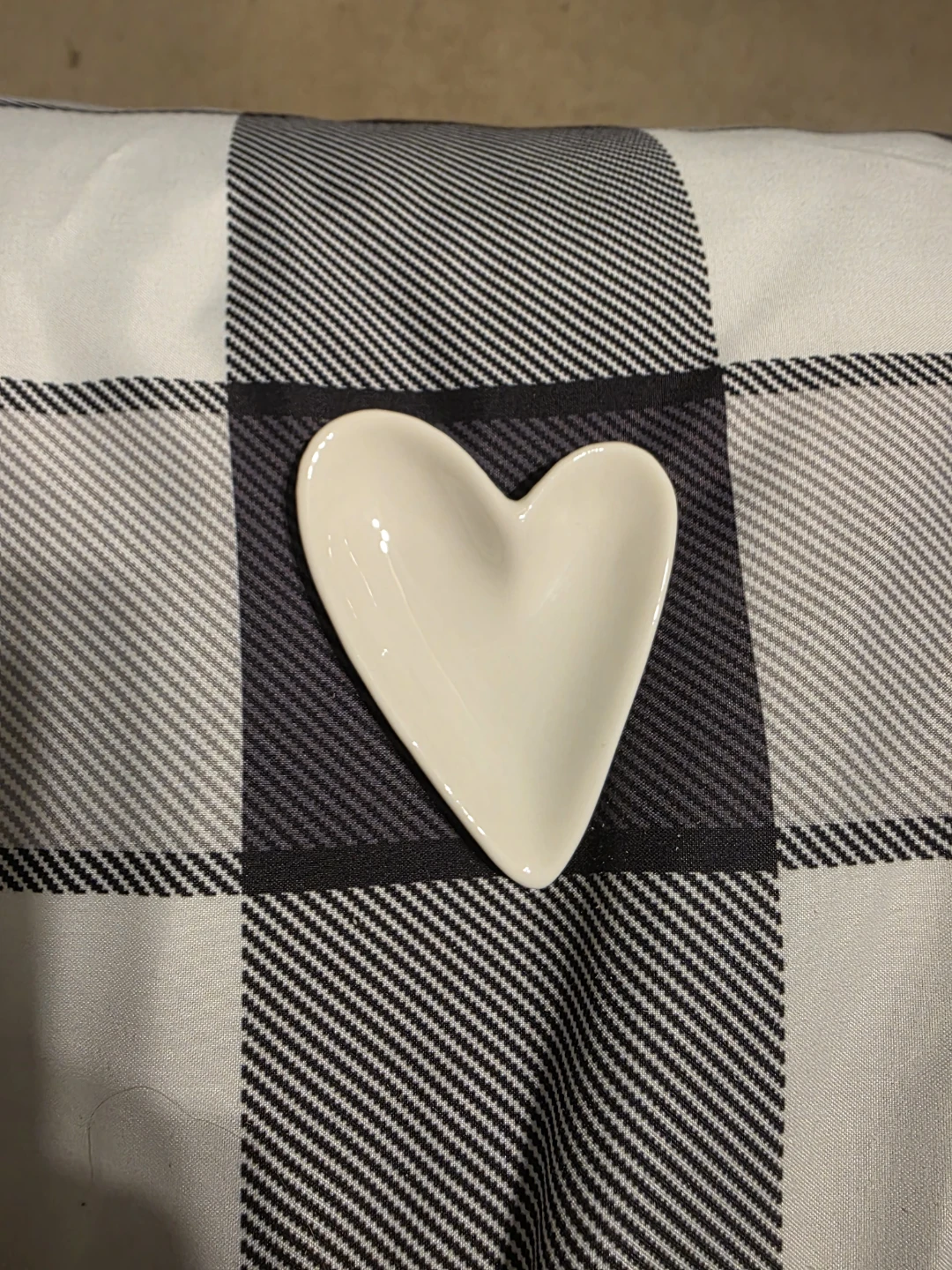 Heart-shaped ring dish