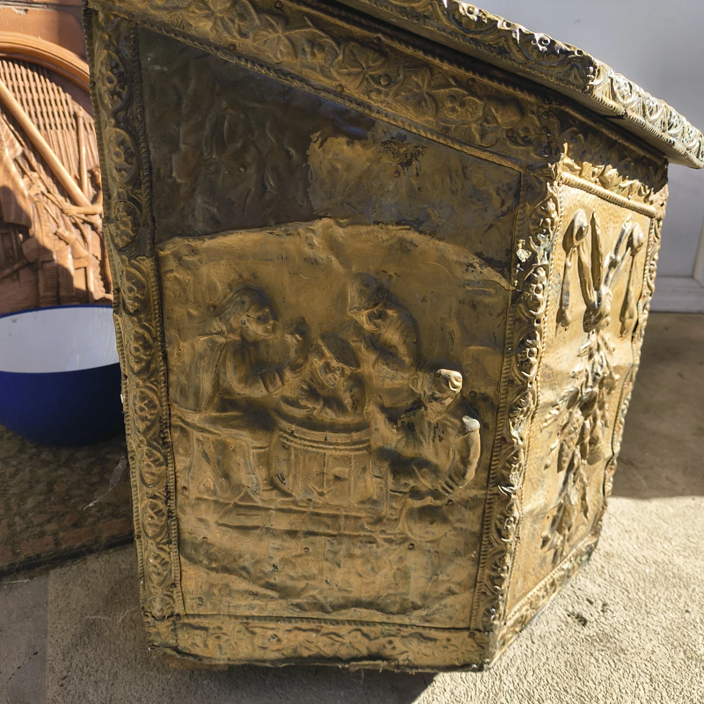 Vintage Embossed Brass Log Box - photo 2