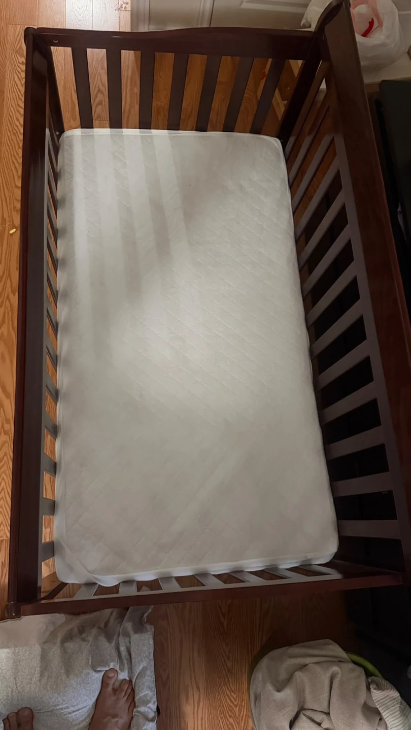 Dark wood baby crib with mattress (rarely used) - photo 5
