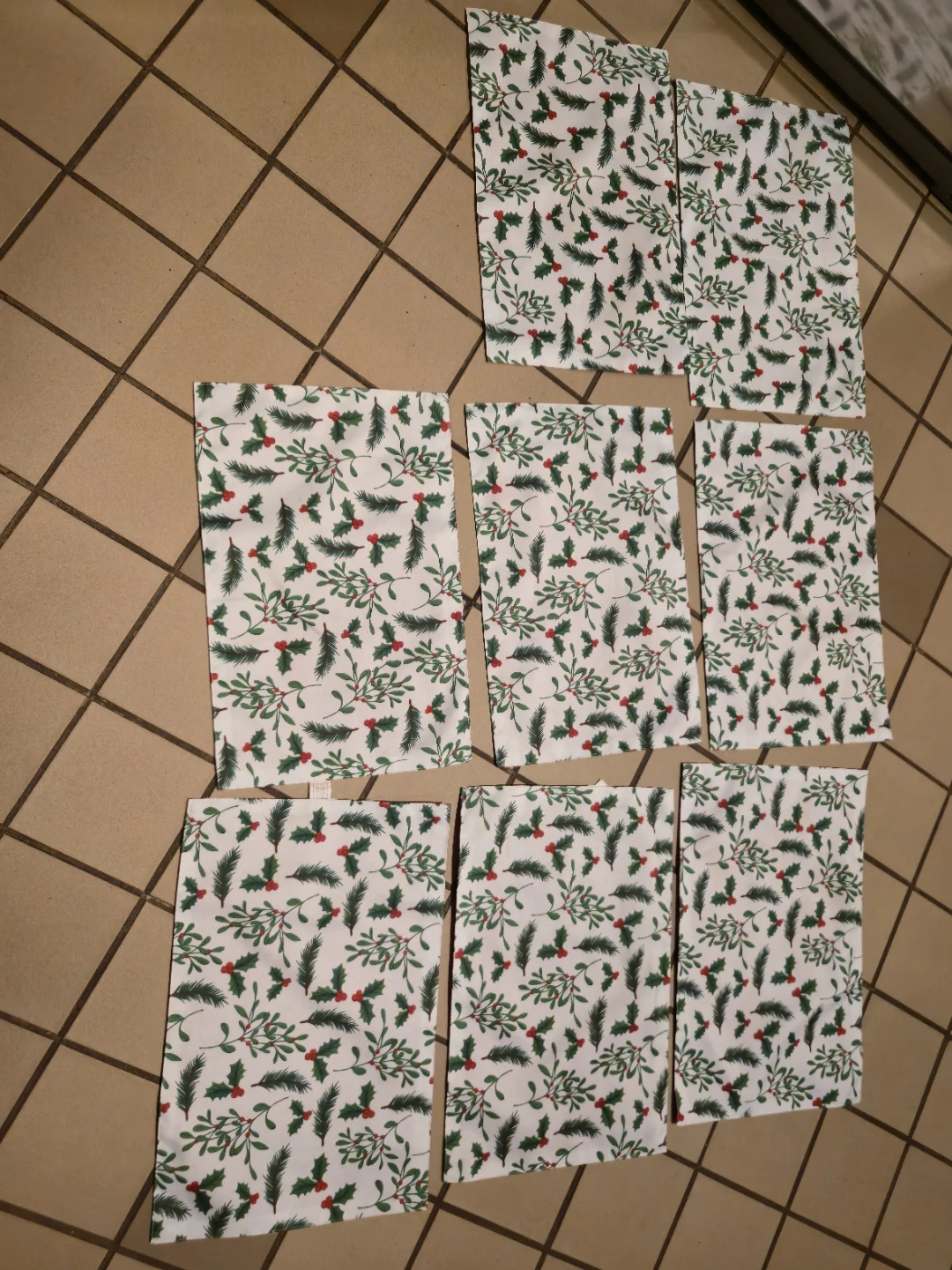 70 Pc Table Linen Lot – Placemats, Runners, Napkins & Holiday - photo 3