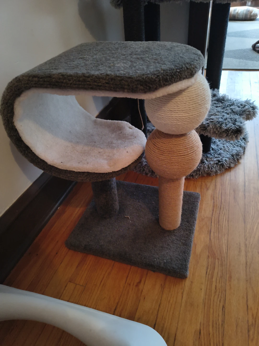 Modern Cat Scratching Post with Lounge - photo 2