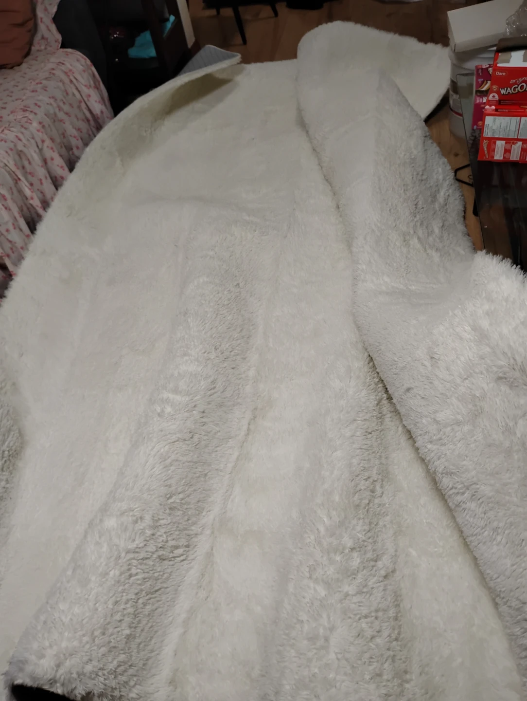 White faux fur area rug - photo 4