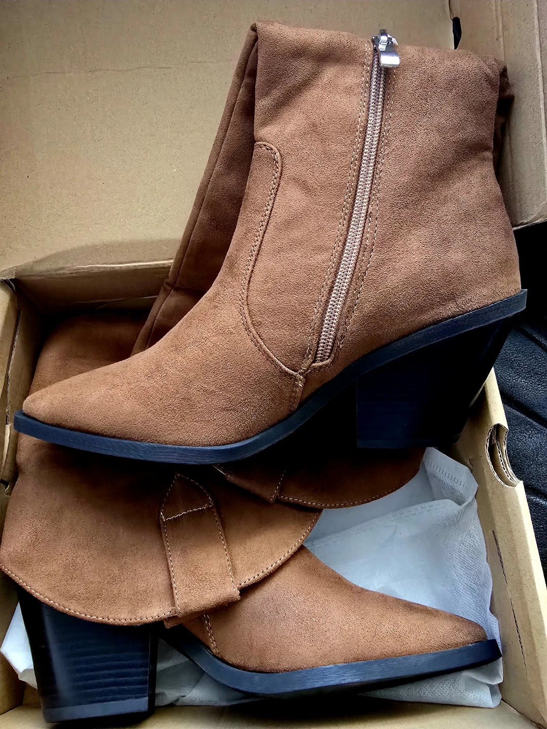 Brand new Women's Boots for sale size US7 - photo 2