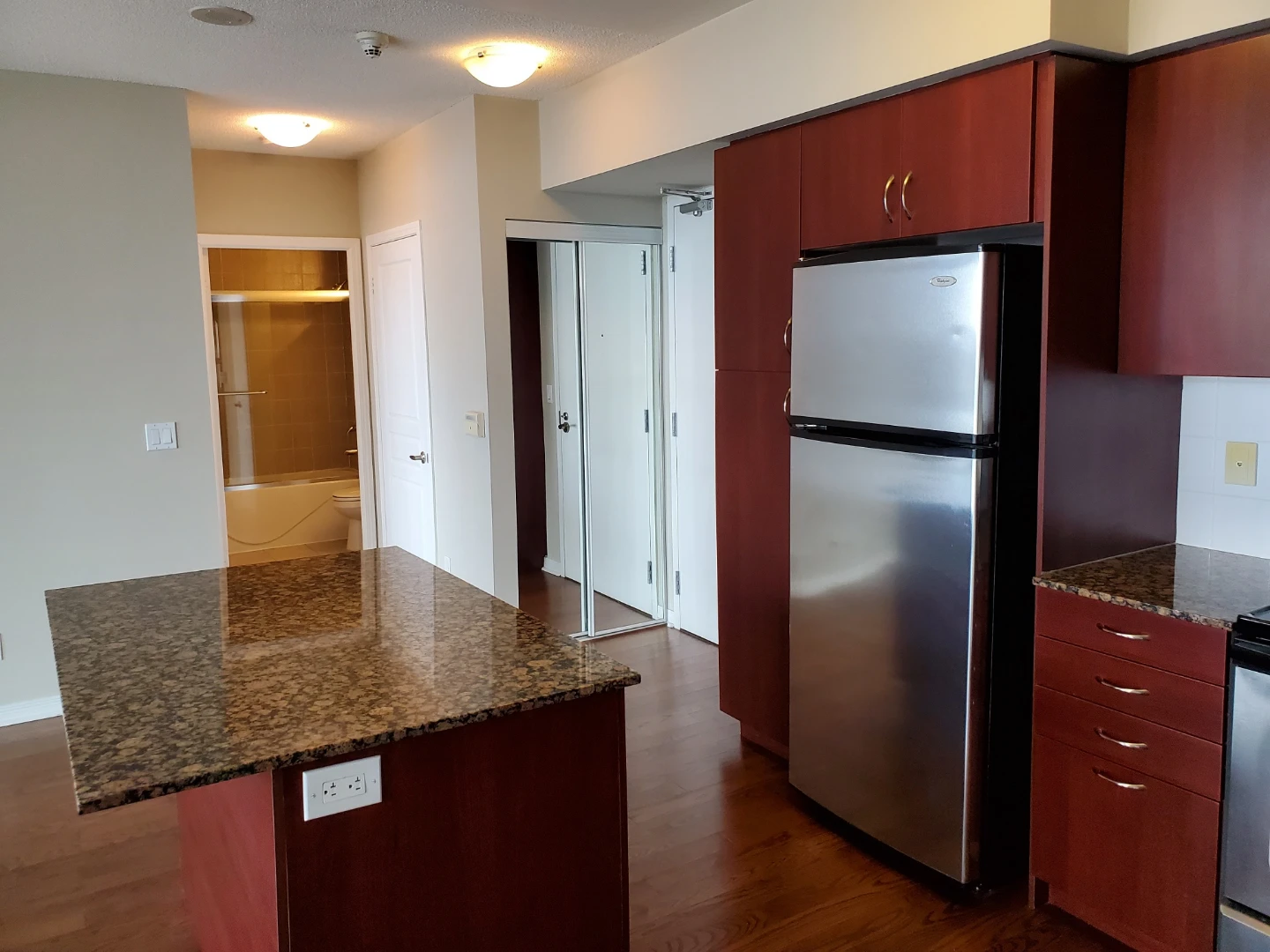 Large 1 Bed Condo neat Parklawn & Lakeshore - photo 3