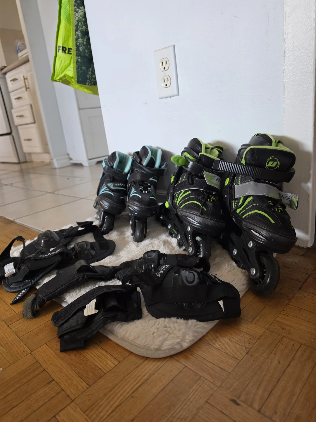 2 pairs of inline skates with protective gear, ages 6 and 8. - photo 5