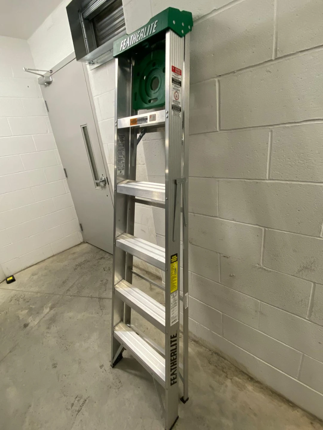 Featherlite 6 ft. Aluminum Step Ladder - photo 2