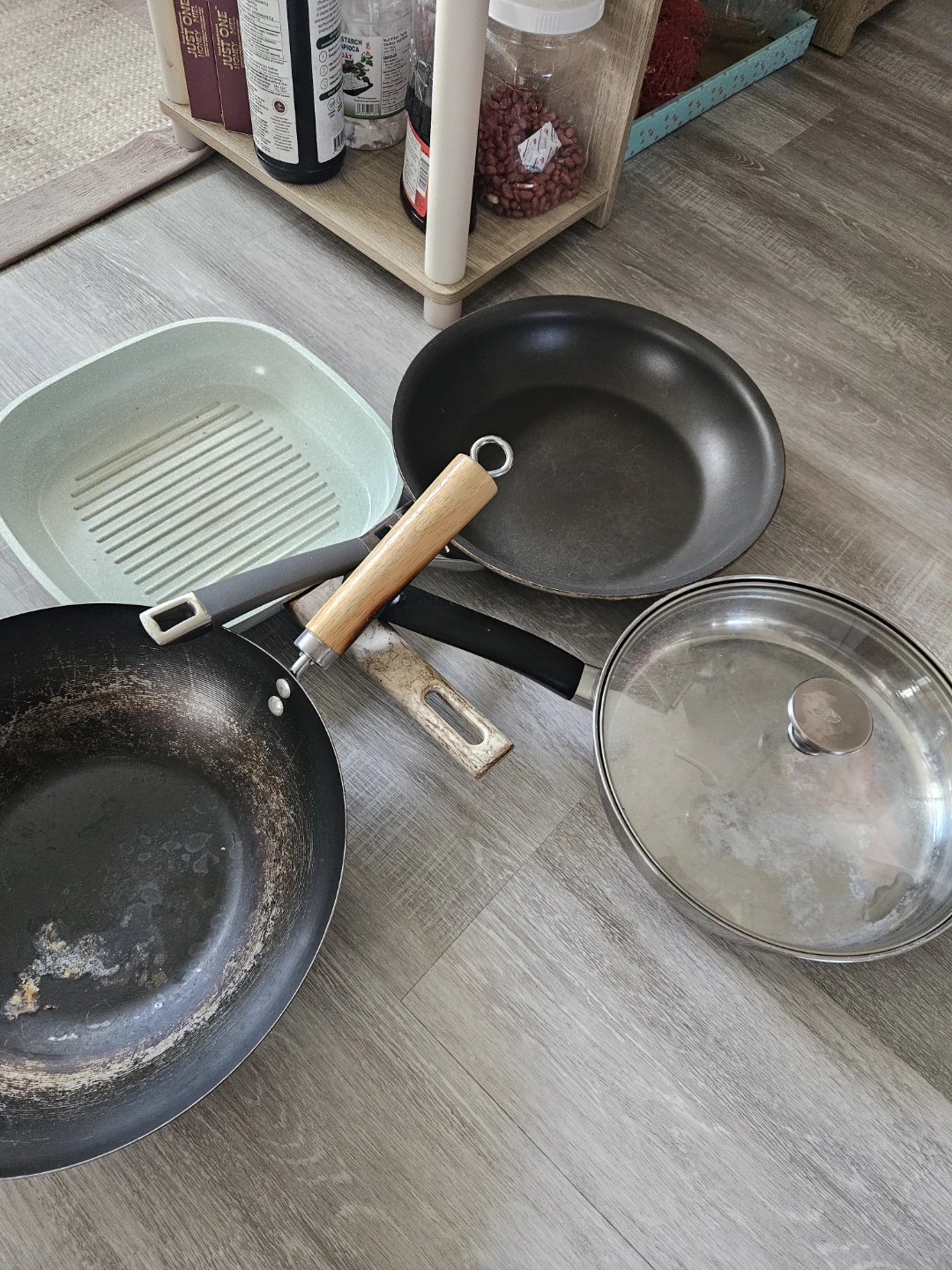 Set of 4 Assorted Kitchen Skillets and Pans