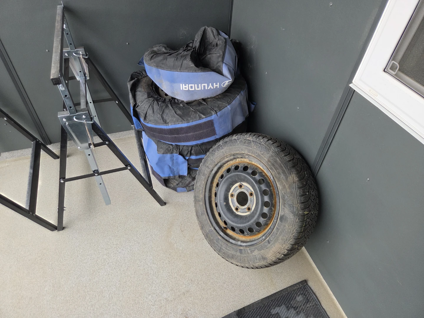Set of Hyundai Winter Tires on Rims - photo 2