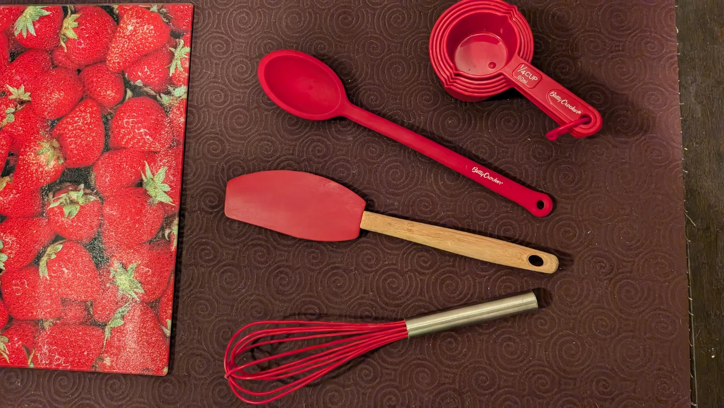 Betty Crocker Kitchen Utensil Set and Strawberry Cutting Board - photo 2