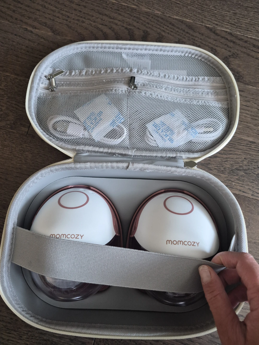 Momcozy M6 Wearable Breast Pump Set - photo 2
